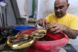 Pedagang melayani pembeli perhiasan di Toko London Lhokseumawe, Aceh, Kamis (13/4/2023). Transaksi penjualan perhiasan emas menjelang lebaran meningkat dari sekitar 40 transaksi menjadi 80 hingga 90 transaksi per hari seiring turunnya harga emas murni Rp 2.846.000 per mayam menjadi Rp 2.822.000 per mayam dan emas London dari Rp 2.656.000 per mayam turun menjadi Rp 2.632.000 per mayam atau tiga gram. ANTARA/Rahmad