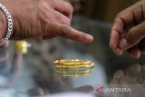 Pedagang melayani pembeli perhiasan di Toko London Lhokseumawe, Aceh, Kamis (13/4/2023). Transaksi penjualan perhiasan emas menjelang lebaran meningkat dari sekitar 40 transaksi menjadi 80 hingga 90 transaksi per hari seiring turunnya harga emas murni Rp 2.846.000 per mayam menjadi Rp 2.822.000 per mayam dan emas London dari Rp 2.656.000 per mayam turun menjadi Rp 2.632.000 per mayam atau tiga gram. ANTARA/Rahmad