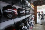 Calon pembeli memilih helm di sentra penjualan helm Kota Lhokseumawe, Aceh, Kamis (13/4/2023). Permintaan helm Standar Nasional Indonesia (SNI) dari harga Rp150 ribu hingga Rp2,5 juta itu dari 15-20 buah perhari meningkat 50-70 buah per hari menyusul mulai tingginya permintaan untuk keperluan pemudik sepeda motor Lebaran tahun 2023. ANTARA/Rahmad