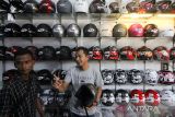 Calon pembeli memilih helm di sentra penjualan helm Kota Lhokseumawe, Aceh, Kamis (13/4/2023). Permintaan helm Standar Nasional Indonesia (SNI) dari harga Rp150 ribu hingga Rp2,5 juta itu dari 15-20 buah perhari meningkat 50-70 buah per hari menyusul mulai tingginya permintaan untuk keperluan pemudik sepeda motor Lebaran tahun 2023. ANTARA/Rahmad
