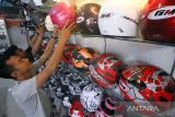 Calon pembeli memilih helm di sentra penjualan helm Kota Lhokseumawe, Aceh, Kamis (13/4/2023). Permintaan helm Standar Nasional Indonesia (SNI) dari harga Rp150 ribu hingga Rp2,5 juta itu dari 15-20 buah perhari meningkat 50-70 buah per hari menyusul mulai tingginya permintaan untuk keperluan pemudik sepeda motor Lebaran tahun 2023. ANTARA/Rahmad