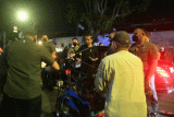 Presiden Joko Widodo (tengah) membagikan bantuan uang tunai dan sembako kepada pengemudi becak di jalan Juanda, Kota Bogor, Jawa Barat, Kamis (13/4/2023) malam. Sebanyak 1.700 paket sembako dibagikan untuk warga, pengemudi ojek online dan pengemudi becak di Kota Bogor. ANTARA FOTO/Arif Firmansyah/hp.