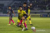 Pesepak bola Barito Putera Muhamad Buyung Ismu Lessy (kiri) berebut bola dengan pesepak bola Persita Tangerang Arif Setiawan (kanan) saat pertandingan BRI Liga 1 di Stadion Demang Lehman Martapura, Kabupaten Banjar, Kalimantan Selatan, Jumat (14/4/2023). Barito Putera kalahkan Persita Tangerang dengan skor akhir 1-0. ANTARA/Bayu Pratama S.