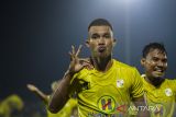 Pesepak bola Barito Putera Gustavo Henrique Barbosa Freire melakukan selebrasi usai mencetak gol ke gawang Persita Tangerang Fairuz Zaman Ohorella (kiri) saat pertandingan BRI Liga 1 di Stadion Demang Lehman Martapura, Kabupaten Banjar, Kalimantan Selatan, Jumat (14/4/2023). Barito Putera kalahkan Persita Tangerang dengan skor akhir 1-0. ANTARA/Bayu Pratama S.