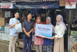 PT Jamkrindo Sukabumi memberikan bantuan paket sembako warga jompo dan kurang di Sukabumi, Jawa Barat. (Antara/HO/Jamkrindo).
