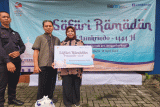 Perwakilan PT Jamkrindo Sukabumi membagikan paket sembako untuk masyarakat di Sukabumi, Jawa Barat. (Antara/HO/Jamkrindo).