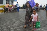 Calon penumpang berjalan menuju kapal feri Dharma Kartika di Pelabuhan Jangkar, Situbondo, Jawa Timur, Kamis (13/4/2023). Sejumlah warga Pulau Raas, Sumenep mulai mudik lebih awal untuk menghindari kepadatan pemudik yang menggunakan angkutan kapalÂ laut. ANTARA Jatim/Seno/zk