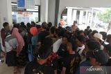 Calon penumpang antre membeli tiket sebelum menaiki kapal feri Dharma Kartika di Pelabuhan Jangkar, Situbondo, Jawa Timur, Kamis (13/4/2023). Sejumlah warga Pulau Raas, Sumenep mulai mudik lebih awal untuk menghindari kepadatan pemudik yang menggunakan angkutan kapalÂ laut. ANTARA Jatim/Seno/zk