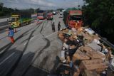 Petugas mengatur arus lalu lintas di sekitar lokasi terjadinya kecelakaan di Jalan Tol Semarang-Solo KM 487, Boyolali, Jawa Tengah, Jumat (14/4/2023). Berdasarkan data sementara Polda Jawa Tengah, kecelakaan yang melibatkan delapan kendaraan tersebut mengakibatkan enam orang meninggal dunia. ANTARA FOTO/Aloysius Jarot Nugroho/nym.