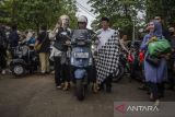 Gubernur Jawa Barat Ridwan Kamil (tengah) didampingi istri Atalia Praratya (kiri) dan Wakil Gubernur Jawa Barat Uu Ruzhanul Ulum (kanan) berkendara untuk kegiatan berbagi di jalan pada acara Bulan Berbagi On The Street (BUBOS) ke-7 Tahun 2023 di Gedung Sate, Bandung, Jawa Barat, Sabtu (15/4/2023). Pemerintah Jawa Barat menyelenggarakan bubos yang terdiri dari bazar dan pasar murah, konser serta berbagi kebaikan di jalan sebagai momen bulan ramadhan dalam menggerakkan masyarakat untuk saling berbagai satu sama lain. ANTARA FOTO/Novrian Arbi/agr