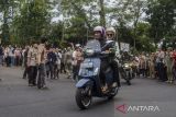 Gubernur Jawa Barat Ridwan Kamil membonceng  istrinya saat  kegiatan berbagi di jalan pada acara Bulan Berbagi On The Street (BUBOS) ke-7 Tahun 2023 di Gedung Sate, Bandung, Jawa Barat, Sabtu (15/4/2023). Pemerintah Jawa Barat menyelenggarakan bubos yang terdiri dari bazar dan pasar murah, konser serta berbagi kebaikan di jalan sebagai momen bulan ramadhan dalam menggerakkan masyarakat untuk saling berbagai satu sama lain. ANTARA FOTO/Novrian Arbi/agr