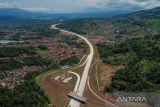 Foto udara Jalan Tol Fungsional Cisumdawu di Conggeang, Kabupaten Sumedang, Jawa Barat, Sabtu (15/4/2023). Pada H-7 Lebaran hingga pukul 13.30 jalur fungsional Jalan Tol Cisumdawu dari Cimalaka menuju Dawuan belum dibuka oleh pengelola tol. ANTARA FOTO/Raisan Al Farisi/agr