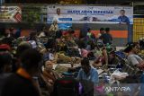 Sejumlah penumpang menunggu jadwal kebarangkatan kapal laut di Terminal Penumpang Bandarmasih, Pelabuhan Trisakti Banjarmasin, Kalimantan Selatan, Sabtu (15/4/2023). Kantor Kesyahbandaran dan Otoritas Pelabuhan (KSOP) Kelas I Banjarmasin memprediksi puncak arus mudik di Pelabuhan Trisakti Banjarmasin terjadi pada H-2 Lebaran. ANTARA/Bayu Pratama S.