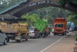 Kendaraan yang didominasi truk melintasi Jalan Lintas Sumatera di Pondok Meja, Muaro Jambi, Jambi, Jumat (14/4/2023). Arus lalu lintas di Jalan Lintas Sumatera yang menghubungkan Jambi dengan Sumatera Selatan itu terpantau meningkat dibanding hari sebelumnya dengan didominasi truk dan mobil pribadi. ANTARA FOTO/Wahdi Septiawan/rwa.
