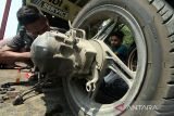Teknisi memperbaiki sepeda motor di salah satu bengkel lintas jalan Pase, Kota Lhokseumawe, Aceh, Sabtu (15/4/2023). Pengusaha bengkel setempat mengaku, dalam sepekan terakhir permintaan servis sepeda motor meningkat dari 8-10 motor per hari menjadi 50 motor per hari untuk persiapan mudik lebaran. ANTARA/Rahmad