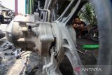 Teknisi memperbaiki sepeda motor di salah satu bengkel lintas jalan Pase, Kota Lhokseumawe, Aceh, Sabtu (15/4/2023). Pengusaha bengkel setempat mengaku, dalam sepekan terakhir permintaan servis sepeda motor meningkat dari 8-10 motor per hari menjadi 50 motor per hari untuk persiapan mudik lebaran. ANTARA/Rahmad