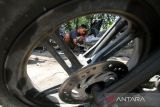 Teknisi memperbaiki sepeda motor di salah satu bengkel lintas jalan Pase, Kota Lhokseumawe, Aceh, Sabtu (15/4/2023). Pengusaha bengkel setempat mengaku, dalam sepekan terakhir permintaan servis sepeda motor meningkat dari 8-10 motor per hari menjadi 50 motor per hari untuk persiapan mudik lebaran. ANTARA/Rahmad