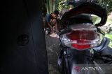 Teknisi memperbaiki sepeda motor di salah satu bengkel lintas jalan Pase, Kota Lhokseumawe, Aceh, Sabtu (15/4/2023). Pengusaha bengkel setempat mengaku, dalam sepekan terakhir permintaan servis sepeda motor meningkat dari 8-10 motor per hari menjadi 50 motor per hari untuk persiapan mudik lebaran. ANTARA/Rahmad