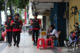 Sejumlah personel Tim Anti Bandit Unit Resmob Satreskrim Polrestabes Surabaya melakukan patroli di sentra penjualan perhiasan emas di Jalan Blauran, Surabaya, Jawa Timur, Minggu (16/4/2023). Pengamanan yang dilakukan tersebut guna mengantisipasi terjadinya tindak kejahatan menyusul fenomena masyarakat yang berbondong-bondong berbelanja berbagai keperluan menjelang Lebaran. ANTARA Jatim/Didik Suhartono/zk 