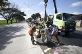 Petugas memasang beton pembatas jalan saat menutup tempat untuk balik arah di jalur pantura Jatibarang, Indramayu, Jawa Barat, Minggu (16/4/2023). Penutupan itu untuk memperlancar dan mencegah kecelakaan saat arus mudik. ANTARA FOTO/Dedhez Anggara/agr
