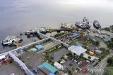 Foto udara aktivitas bongkar muat kendaraan di Pelabuhan Gilimanuk, Jembrana, Bali, Minggu (16/4/2023). PT ASDP mencatat jumlah penumpang dari Bali menuju Jawa pada Sabtu (15/4/2023) sebanyak 43.957 orang atau naik dari hari sebelumnya sebanyak 21.987 penumpang. ANTARA FOTO/Budi Candra Setya/wsj.