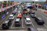 Sejumlah kendaraan  antre memasuki kapal di kantong parkir Pelabuhan Gilimanuk, Jembrana, Bali, Minggu (16/4/2023). PT ASDP mencatat jumlah penumpang dari Bali menuju Jawa pada Sabtu (15/4/2023) sebanyak 43.957 orang atau naik dari hari sebelumnya sebanyak 21.987 penumpang. ANTARA FOTO/Budi Candra Setya/wsj.