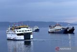 Kapal Ferry berlayar di Selat Bali, Gilimanuk, Jembrana, Bali, Minggu (16/4/2023). PT ASDP mencatat jumlah penumpang dari Bali menuju Jawa pada Sabtu (15/4/2023) sebanyak 43.957 orang atau naik dari hari sebelumnya sebanyak 21.987 penumpang. ANTARA FOTO/Budi Candra Setya/wsj.