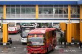 Calon penumpang membawa barang bawaannya di Terminal Purabaya, Bungurasih, Sidoarjo, Jawa Timur, Senin (17/4/2023). Berdasarkan Data Terminal Purabaya, jumlah penumpang di Terminal Purabaya mencapai 14.197 penumpang yang diangkut oleh 878 armada bus dari biasanya 9000 penumpang perhari dan diprediksi puncak arus terjadi pada H-3 lebaran atau 19 April 2023. ANTARA jatim/Umarul Faruq/zk
