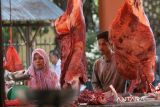 Warga membeli  daging sapi di pasar tradisional Beurawe, Kecamatan Kuta Alam, Banda Aceh, Aceh, Senin (17/4/2023). Pedagang menyatakan, harga daging sapi menjelang lebaran di daerah itu mulai naik dari harga  Rp145.000 menjadi Rp150.000 perkilogram dan diprediksi lonjakan harga daging terjadi pada perayaan tradisi Meugang (hari memotong ternak)  menyambut Idul Fitri 1444 Hijriyah dengan kisaran harga Rp160.000 hingga Rp170.000 per kilogram.  ANTARA FOTO/Ampelsa.