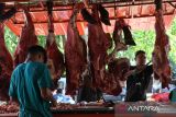 Pedagang memotong daging sapi saat melayani pembeli  di pasar tradisional Beurawe, Kecamatan Kuta Alam, Banda Aceh, Aceh, Senin (17/4/2023). Pedagang menyatakan, harga daging sapi menjelang lebaran di daerah itu mulai naik dari harga  Rp145.000 menjadi Rp150.000 perkilogram dan diprediksi lonjakan harga daging terjadi pada perayaan tradisi Meugang (hari memotong ternak)  menyambut Idul Fitri 1444 Hijriyah dengan kisaran harga Rp160.000 hingga Rp170.000 per kilogram.  ANTARA FOTO/Ampelsa.