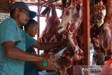 Pedagang memotong daging sapi saat melayani pembeli  di pasar tradisional Beurawe, Kecamatan Kuta Alam, Banda Aceh, Aceh, Senin (17/4/2023). Pedagang menyatakan, harga daging sapi menjelang lebaran di daerah itu mulai naik dari harga  Rp145.000 menjadi Rp150.000 perkilogram dan diprediksi lonjakan harga daging terjadi pada perayaan tradisi Meugang (hari memotong ternak)  menyambut Idul Fitri 1444 Hijriyah dengan kisaran harga Rp160.000 hingga Rp170.000 per kilogram.  ANTARA FOTO/Ampelsa.