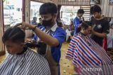 Pemangkas rambut mencukur rambut pelanggan di Kabupaten Ciamis, Jawa Barat, Senin (17/4/2023). Pelaku usaha jasa pangkas rambut ala Garut tersebut bisa mendapatkan hingga 30 pelanggan per hari dengan omzet mencapai Rp1 juta per hari. ANTARA FOTO/Adeng Bustomi/agr