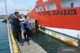 Petugas membopong pemudik berjalan di dermaga sebelum menaiki Kapal Latih Bung Tomo di Pelabuhan Jangkar, Situbondo, Jawa Timur, Minggu (16/4/2023). Kantor Kesyahbandaran dan Otoritas Pelabuhan (KSOP) Kelas IV Panarukan Situbondo bekerjasama dengan Politeknik Pelayaran Surabaya menyediakan Kapal Latih Bung Tomo memberikan layanan mudik gratis ke Pulau Sapudi, Sumenep untuk mengurangi penumpukan pemudik di masa mudik Lebaran 2023. ANTARA Jatim/Seno/zk 