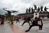 Sejumlah penari membawakan tari gambyong dan tari remo secara massal di Monumen Pemberontakan PETA Kota Blitar, Minggu (16/4/2023). Selain dalam rangka jelang peringatan Hari Kartini, Tari gambyong dan tari remo yang dibawakan 235 orang penari yang berasal dari kalangan siswa, mahasiwa, dan seniman tari dari sanggar Patrialoka tersebut juga bertujuan untuk mengkampanyekan kembali kepada masyarakat rasa cinta terhadap tari tradisonal yang merupakan bagian dari warisan leluhur dan identitas bangsa indonesia. ANTARA Jatim/Irfan Anshori/zk