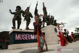  Sejumlah penari membawakan tari gambyong dan tari remo secara massal di Monumen Pemberontakan PETA Kota Blitar, Minggu (16/4/2023). Selain dalam rangka jelang peringatan Hari Kartini, Tari gambyong dan tari remo yang dibawakan 235 orang penari yang berasal dari kalangan siswa, mahasiwa, dan seniman tari dari sanggar Patrialoka tersebut juga bertujuan untuk mengkampanyekan kembali kepada masyarakat rasa cinta terhadap tari tradisonal yang merupakan bagian dari warisan leluhur dan identitas bangsa indonesia. ANTARA Jatim/Irfan Anshori/zk