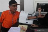 Petugas dari Dinas Kesehatan mengukur tekanan darah supir armada angkutan lebaran di Terminal Arjosari, Malang, Jawa Timur, Senin (17/4/2023). Pemeriksaan kesehatan tersebut terdiri dari pemeriksaan mata, darah serta tes narkoba guna memastikan kesehatan supir dan menjamin keselamatan pemudik yang menggunakan armada bus angkutan lebaran. ANTARA Jatim/Ari Bowo Sucipto/zk