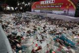 PEMUSNAHAN BARANG BUKTI MINUMAN KERAS. Petugas menggunakan alat berat memusnahkan barang bukti minuman keras di Kodam V/Brawijaya, Surabaya, Jawa Timur, Senin (17/4/2023). Polda Jawa Timur memusnahkan sekitar 40.000 ribu botol minuman keras berbagai merek dan jenis yang merupakan hasil dari Operasi Pekat selama Ramadhan 2023. ANTARA Jatim/Didik Suhartono/zk 