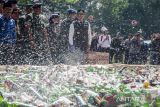 Gubernur Jawa Barat Ridwan Kamil (tengah) melihat pemusnahan botol minuman keras (miras) di depan Gedung Sate, Bandung, Jawa Barat, Senin (17/4/2023). Polda Jawa Barat memusnahkan sedikitnya 19 ribu botol miras dari berbagai merek hasil penindakan guna menjaga kondusifitas dan keamanan bagi masyarakat saat lebaran Idul Fitri 2023. ANTARA FOTO/Novrian Arbi/agr