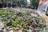 Petugas mengoperasikan alat berat untuk menghancurkan botol minuman keras (miras) di depan Gedung Sate, Bandung, Jawa Barat, Senin (17/4/2023). Polda Jawa Barat memusnahkan sedikitnya 19 ribu botol miras dari berbagai merek hasil penindakan guna menjaga kondusifitas dan keamanan bagi masyarakat saat lebaran Idul Fitri 2023. ANTARA FOTO/Novrian Arbi/agr