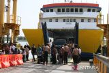 Sejumlah anak paramuka membantu penumpang saat turun dari kapal  ferry KMP BRR  di pelabuhan Ulee Lheue, Banda Aceh, Aceh, Minggu (16/4/2023).  PT ASDP Indonesia Ferry Cabang Banda Aceh menambah trayek penyeberangan Banda Aceh-Pulau Sabang dan sebaliknya dari dua trip menjadi tiga trip setiap hari dalam rangka mengatasi  lonjakan penumpang yang puncaknya diprediksi terjadi pada H-3 Idul Fitri 1444 Hijriyah. ANTARA FOTO/Ampelsa.