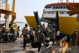 Sejumlah anak paramuka membantu penumpang saat turun dari kapal  ferry KMP BRR  di pelabuhan Ulee Lheue, Banda Aceh, Aceh, Minggu (16/4/2023).  PT ASDP Indonesia Ferry Cabang Banda Aceh menambah trayek penyeberangan Banda Aceh-Pulau Sabang dan sebaliknya dari dua trip menjadi tiga trip setiap hari dalam rangka mengatasi  lonjakan penumpang yang puncaknya diprediksi terjadi pada H-3 Idul Fitri 1444 Hijriyah. ANTARA FOTO/Ampelsa.