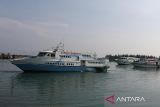 Sejumlah kapal cepat dipersiapkan untuk mengangkut pemudik  di pelabuhan Ulee Lheue, Banda Aceh, Aceh, Minggu (16/4/2023).  PT ASDP Indonesia Ferry Cabang Banda Aceh menambah trayek penyeberangan Banda Aceh-Pulau Sabang dan sebaliknya, terutama untuk kapal roro dari dua trip menjadi tiga trip setiap hari dalam rangka mengatasi  lonjakan penumpang yang puncaknya diprediksi terjadi pada H-3 Idul Fitri 1444 Hijriyah. ANTARA FOTO/Ampelsa.