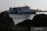 Kapal KMP Aceh Hebat-2 mengangkut pemudik  tujuan Pulau Sabang bersiap berangkat meninggalkan pelabuhan 
 Ulee Lheue, Banda Aceh, Aceh, Minggu (16/4/2023).  PT ASDP Indonesia Ferry Cabang Banda Aceh menambah trayek penyeberangan Banda Aceh-Pulau Sabang dan sebaliknya, terutama untuk kapal roro dari dua trip menjadi tiga trip setiap hari dalam rangka mengatasi  lonjakan penumpang yang puncaknya diprediksi terjadi pada H-3 Idul Fitri 1444 Hijriyah. ANTARA FOTO/Ampelsa.