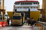 Sejumlah anak paramuka membantu penumpang saat turun dari kapal  ferry KMP BRR  di pelabuhan Ulee Lheue, Banda Aceh, Aceh, Minggu (16/4/2023).  PT ASDP Indonesia Ferry Cabang Banda Aceh menambah trayek penyeberangan Banda Aceh-Pulau Sabang dan sebaliknya dari dua trip menjadi tiga trip setiap hari dalam rangka mengatasi  lonjakan penumpang yang puncaknya diprediksi terjadi pada H-3 Idul Fitri 1444 Hijriyah. ANTARA FOTO/Ampelsa.