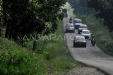 Kendaraan melintasi Jalan Ness, Bajubang, Batanghari, Jambi, Sabtu (15/4/2023). Jalan Ness yang menghubungkan Kota Jambi dengan Kabupaten Batanghari di lintas barat daerah itu merupakan jalur alternatif yang bisa dimanfaatkan pemudik dari arah Jambi tujuan Sumatera Barat atau sebaliknya untuk memangkas jarak tempuh hingga 15 kilometer lebih bila dibandingkan melewati Jalan Lintas Sumatra. ANTARA FOTO/Wahdi Septiawan/aww.