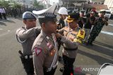 Sejumlah personel pengamanan Lebaran mengikuti apel gelar pasukan Operasi Ketupat Seulawah di Mapolres Lhokseumawe, Aceh, Senin (17/4/2023). Kepolisian Daerah (Polda) Aceh mengerahkan 3.414 personel, 30 pos pengamanan, 27 pos pelayanan, dan 1 pos terpadu selama 16 hari (H-7 hingga H+7) dalam rangka pengamanan lebaran Idul Fitri 1444 H. ANTARA/Rahmad