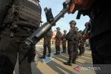 Sejumlah personel pengamanan Lebaran mengikuti apel gelar pasukan Operasi Ketupat Seulawah di Mapolres Lhokseumawe, Aceh, Senin (17/4/2023). Kepolisian Daerah (Polda) Aceh mengerahkan 3.414 personel, 30 pos pengamanan, 27 pos pelayanan, dan 1 pos terpadu selama 16 hari (H-7 hingga H+7) dalam rangka pengamanan lebaran Idul Fitri 1444 H. ANTARA/Rahmad