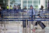 Penumpang pesawat berjalan menuju loket lapor diri di terminal keberangkatan Bandara Internasional Syamsudin Noor, Banjarbaru, Kalimantan Selatan, Selasa (18/4/2023). Manajemen Angkasa Pura I cabang Bandar Udara Internasional Syamsudin Noor mencatat sejak H-8 hingga H-5 Lebaran, sebanyak 34.484 orang pemudik yang datang maupun berangkat telah melintas di bandara tersebut dan terus bertambah. ANTARA/Bayu Pratama S.