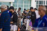 Sejumlah penumpang pesawat antre untuk lapor diri di terminal keberangkatan Bandara Internasional Syamsudin Noor, Banjarbaru, Kalimantan Selatan, Selasa (18/4/2023). Manajemen Angkasa Pura I cabang Bandar Udara Internasional Syamsudin Noor mencatat sejak H-8 hingga H-5 Lebaran, sebanyak 34.484 orang pemudik yang datang maupun berangkat telah melintas di bandara tersebut dan terus bertambah. ANTARA/Bayu Pratama S.