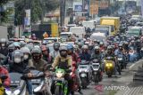 Kendaraan terjebak kemacetan di Cinunuk, Cileunyi, Kabupaten Bandung, Jawa Barat, Selasa (18/4/2023). Pada arus mudik H-4 Lebaran 2023, kendaraan menuju ke arah timur atau di Jalan Nasional Cinunuk mengalami kepadatan yang di dominasi oleh kendaraan pemudik. ANTARA FOTO/Raisan Al Farisi/agr